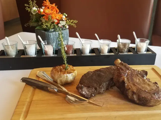  U.S. Sirloin Steak (8 oz) 及 Spanish Pork Rack (8 oz)