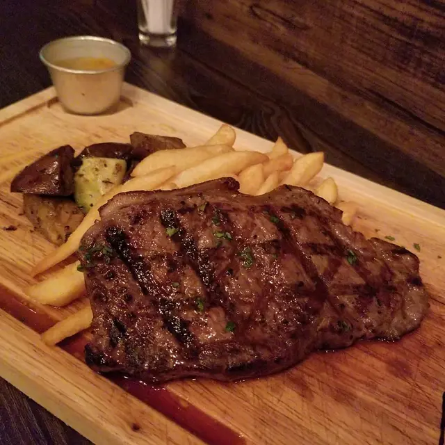 炭燒澳洲穀飼西冷6安士配薯菜燒汁