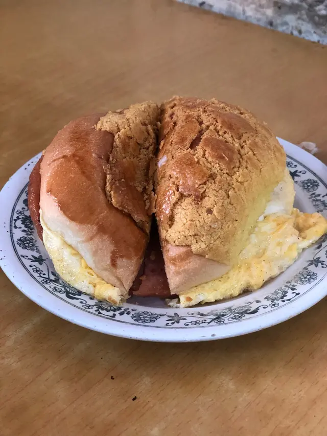 餐蛋菠蘿包
