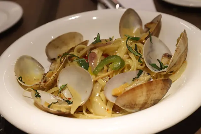 香辣蒜片蜆配扁意粉