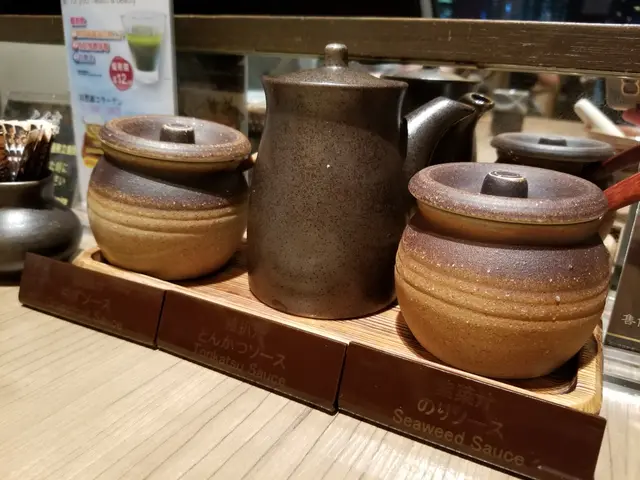 中間的豬扒汁, 芝麻紫菜汁 (比較香口), 西柚汁 (比較開胃), 用碗把芝麻自行研磨至碎, 配上醬汁一起吃