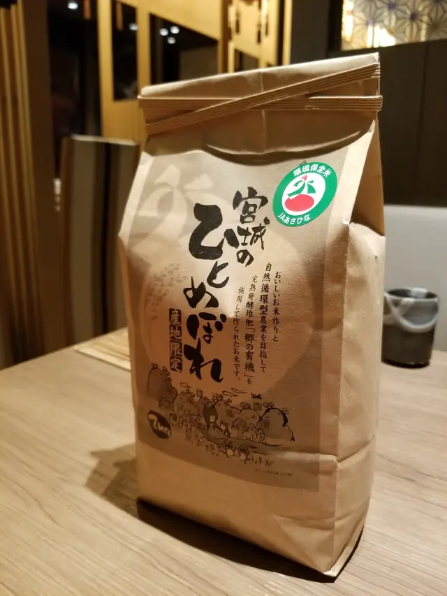 2kg 
先要浸 20分鐘的水, 令米產生化學作用甜些, 再晾10分鐘水才煮飯 
而飯要米白, 要洗米洗到見清水, 洗走雜質, 米就會又白又脹