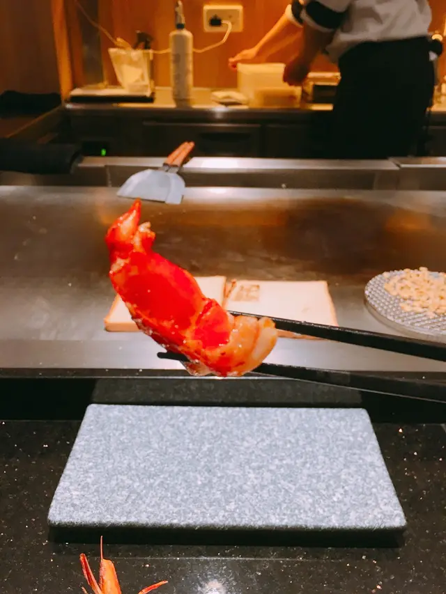 鐵板大蝦配黑魚子醬