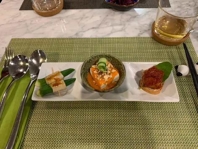 韓式辣醬豆腐伴果仁碎,羅勒番茄蔬菜丸子,醬燒杏鮑菇秋葵串