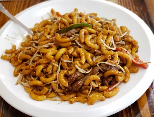 黑椒牛柳絲炒通心粉