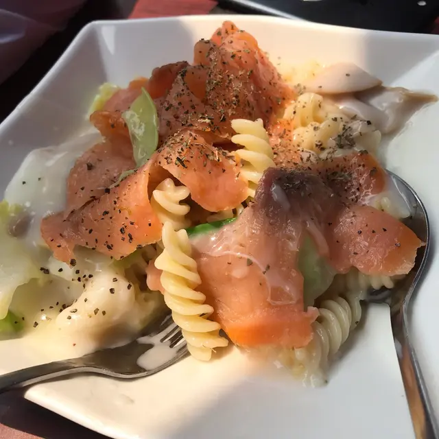 白汁三文魚螺絲粉