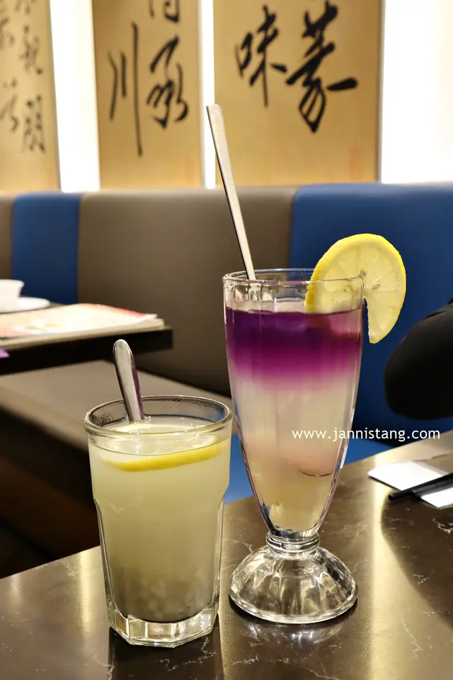 凍檸檬薏米水 (左)、蝶豆花椰果檸檬特飲(右)