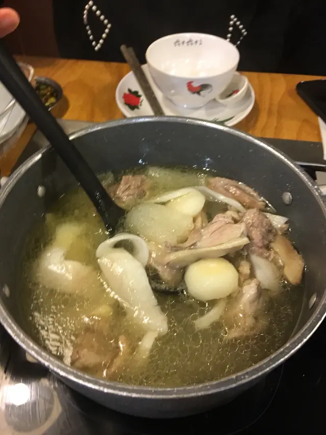 將雞倒入椰子水大火煮幾分鐘再熄火焗5分鐘，就可以食到嫩滑海南雞加飲到好清甜椰子雞湯！