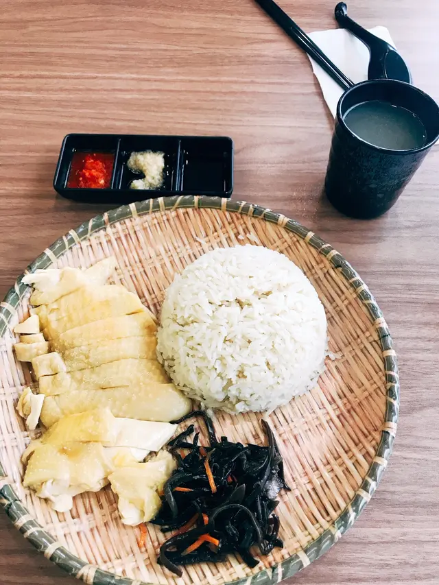 ！！雞肉夠滑，配上啖啖油飯！🥰而且份量不小