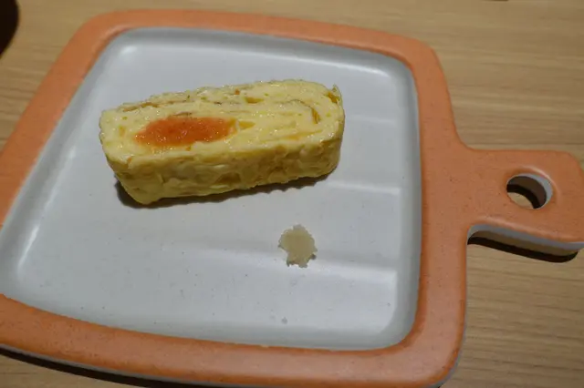 明太子玉子燒口感滑溜富濃郁蛋香,混入明太子口味變得不單調!