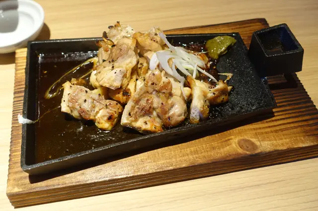 以鐵板盛載的燒雞香口惹味又甜美