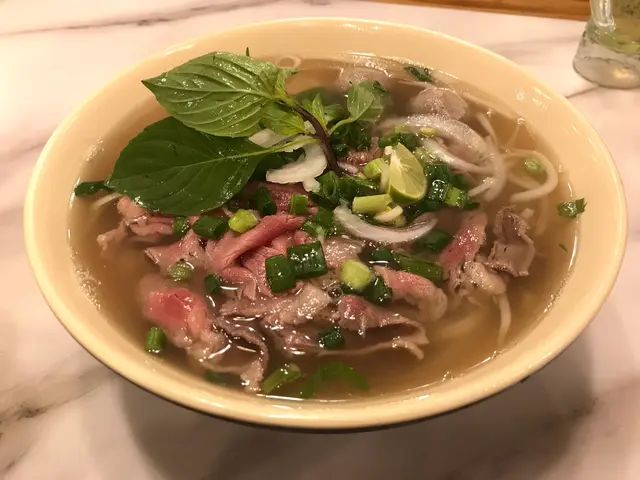 手打牛丸拼生牛肉湯河粉