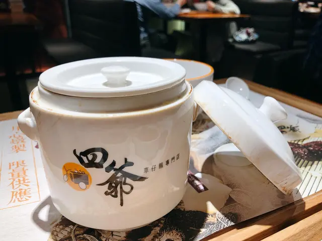 蟲草花花膠百合燉雞骨湯