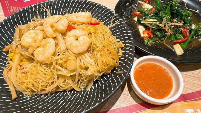 可能係最足料的星洲炒米～
有超過9隻大蝦！😳
仲有帶子粒、叉燒、蛋絲、芽菜等，
米粉炒得夠乾爽，唔會太油膩，正！👍🏻