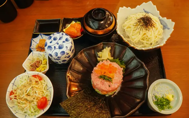 吞拿魚他他雜錦拼冷稻庭烏冬