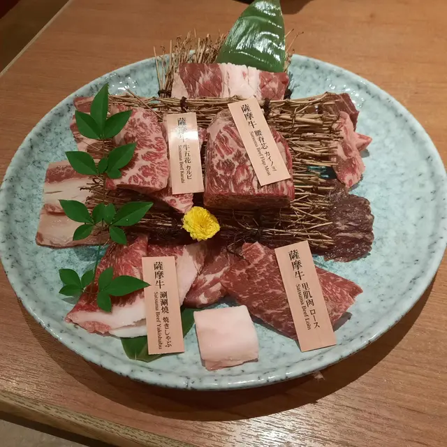 包含了腰脊芯、牛五花、涮涮燒和里肌肉這四款薩摩牛,還有美國和牛牛肋條、橫隔膜、嫩肩牛、上五花肉和鑽石紋牛小排