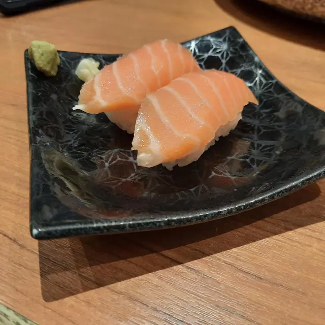 每碟有兩件鮭魚壽司跟WASABI跟薑