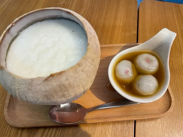 椰皇燉蛋白 伴湯丸