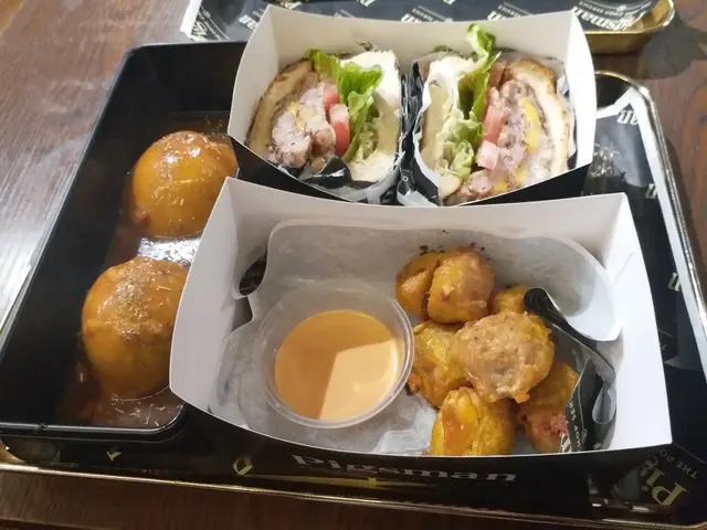 炸香菇豬肉燒賣,自家製薯蓉配肉汁,豬榴彈