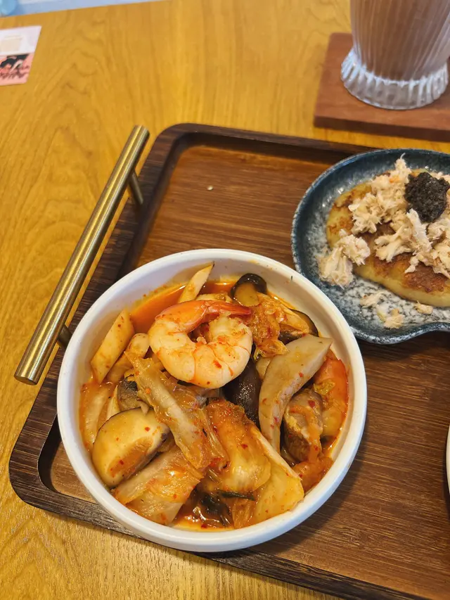 泡菜大蝦配菇菌