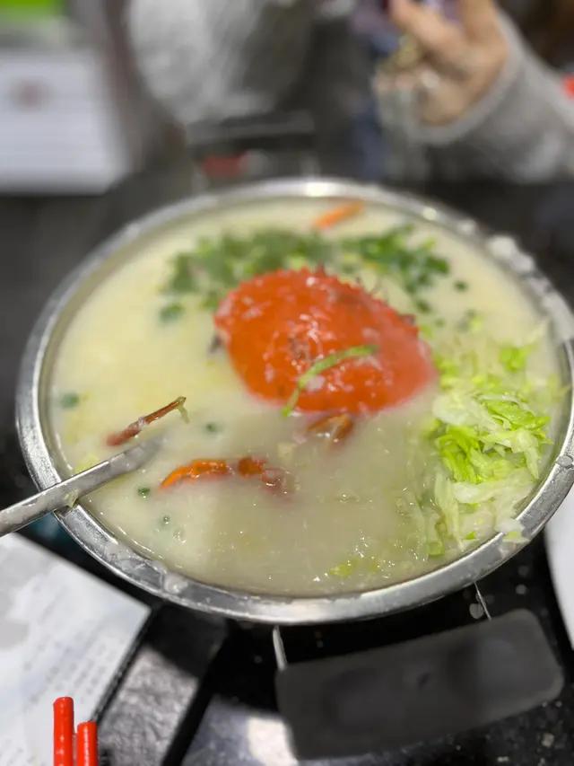 再次黎食,都保持到水準!
水蟹粥非常鮮甜,好有蟹味
最重要係啲蟹洗得好乾淨👍🏻
份量好多,今次三個人叫左中鍋,已經每人食左3碗都剩左好多😂
今次再叫左椒鹽粟米!味道好正!十分入味,大家要試吓!
