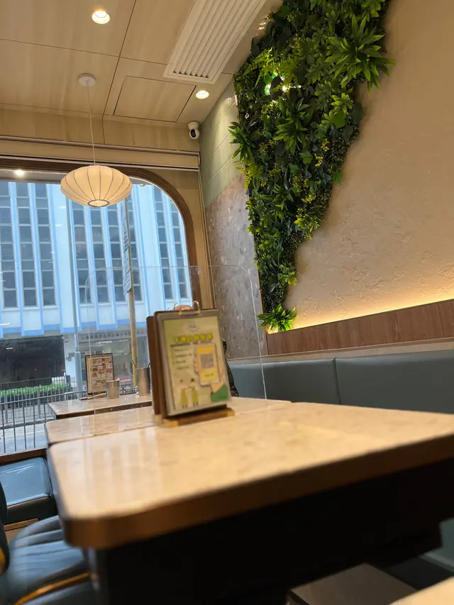 有綠色樹葉的牆身,位置寬躺舒服