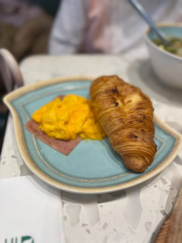 牛角包十分鬆脆、炒旦旦汁滑溜