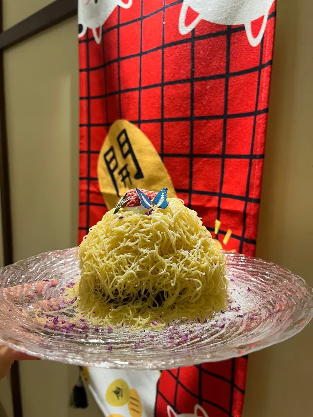 呢款係期間限定嘅甜品💛番薯蓉柔軟綿密 甜度天然‼️中間選擇咗朱古力味班戟🥞口感鬆軟 同時保留蛋香😋略嫌朱古力味唔算好突出 而裏面包住咗自選栗子雪糕🍦口感軟滑之餘 仲有粒粒栗子肉🌰 食落唔會過甜過膩 值得推薦👍🏻