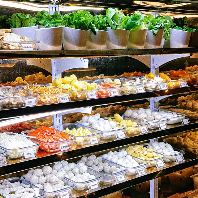 自助區有好多火鍋配料,除咗一啲常見嘅食材之外,仲有一啲特別啲嘅丸類🤭例如麻辣湯包丸又或者係爆漿芝士丸,依啲都可以encore!🧀