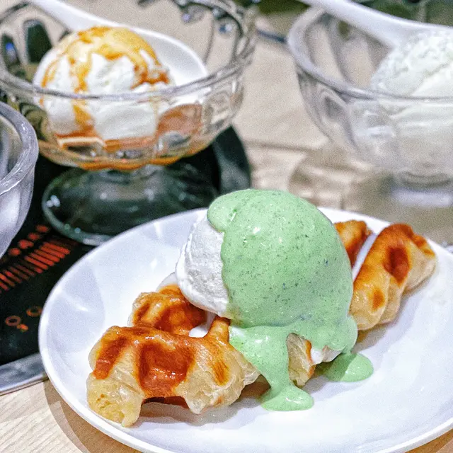 自家製嘅甜品有蛋糕,又有窩夫🧇開心果牛角窩夫真係好正!將開心果醬搭配北海道牛乳雪糕一齊食,奶香又有nutty味🍨牛角窩夫煙煙韌韌,仲好鬆脆,會食上癮㗎!