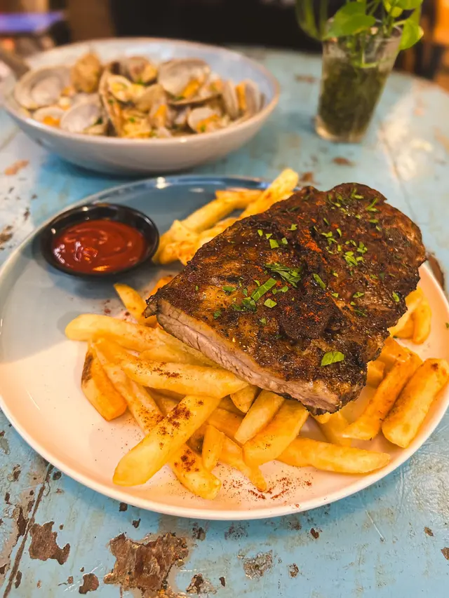 蜜糖烤排骨配薯條