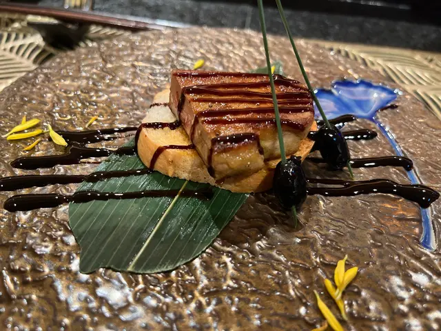 鵝肝配藍莓醬、黑醋醬、黑豆