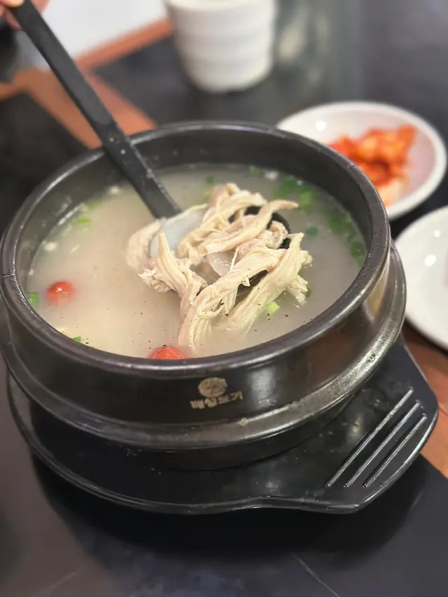 天氣咁凍 飲返碗熱辣辣嘅湯就啱☺️
入面有好多片年糕 同平時食人蔘雞湯唔同
佢係用雞絲 唔洗自己拆骨😀
呢個湯仲會配白飯 食完好有飽足感