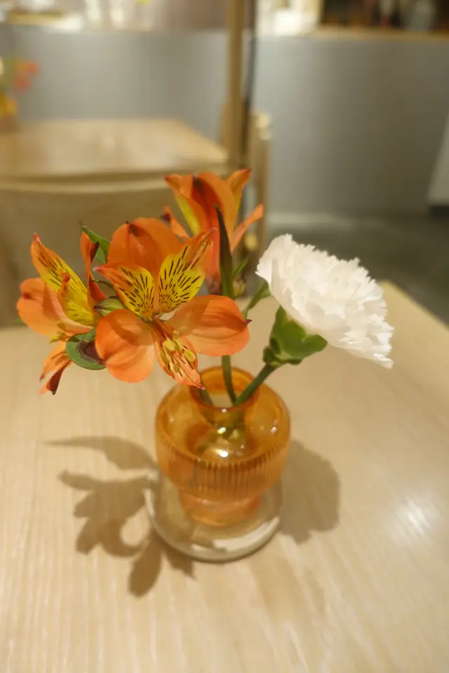 桌上放上真花擺設,充滿生氣及花香