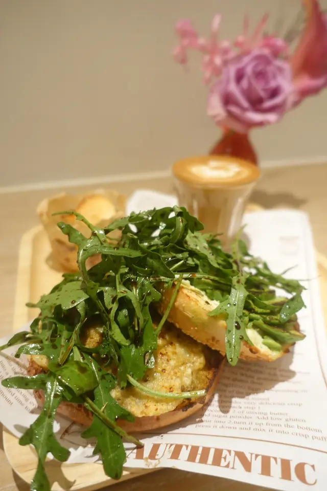 Crab Meat & Avocado Bagel