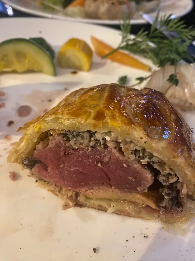 酥皮香鬆而不油膩，牛肉亦都沒有過分熟