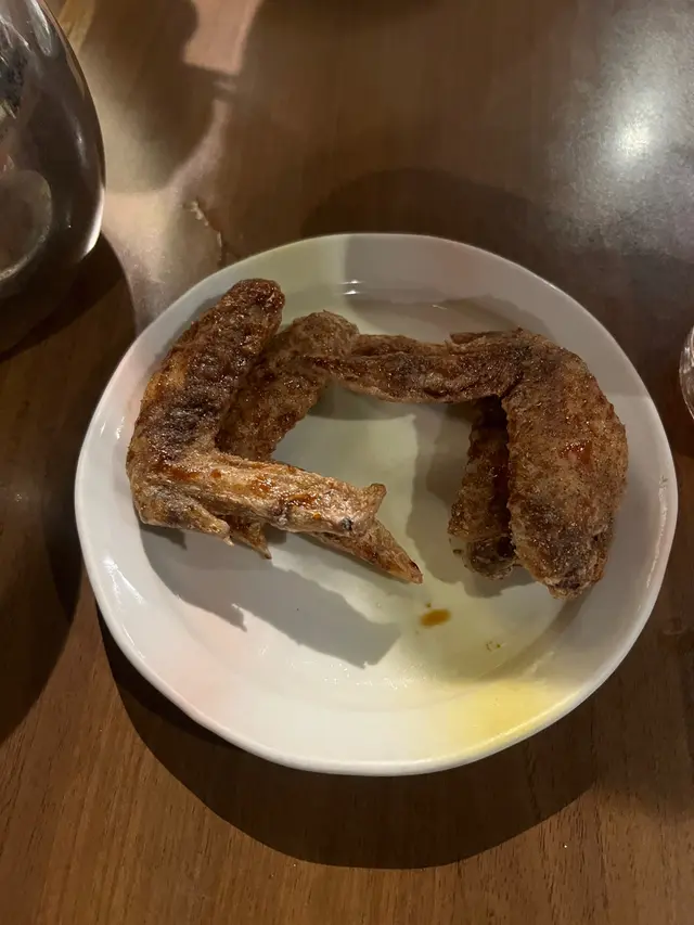 雞翼香脆,味道足夠,可惜肉身不夠Juicy