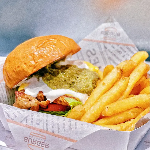 牛油果醬帶嚟嘅感覺係軟滑嘅，仲有少少果蓉嘅顆粒感！