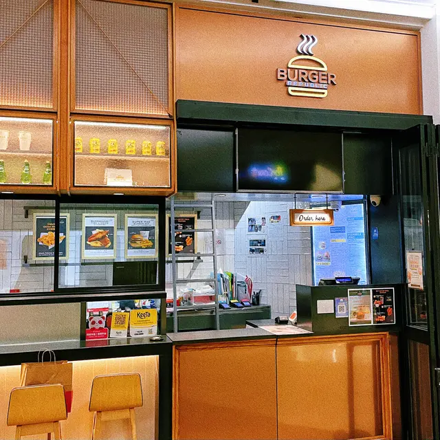 前排喺行過popcorn戲院，聞到嘅竟然唔係爆谷味🍿，而係漢堡包味！🤩呢個時候先發現原來戲院隔離有一間隱世漢堡包店！😳