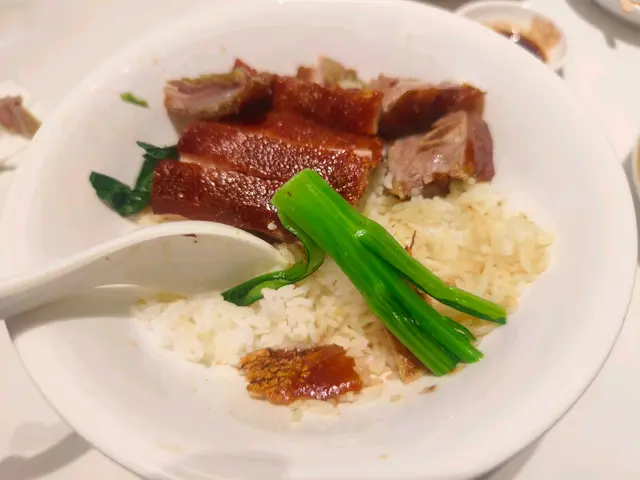 整體質素非常失色，乳豬及燒鵝份量偏少，乳豬皮很硬，燒鵝也很一搬。