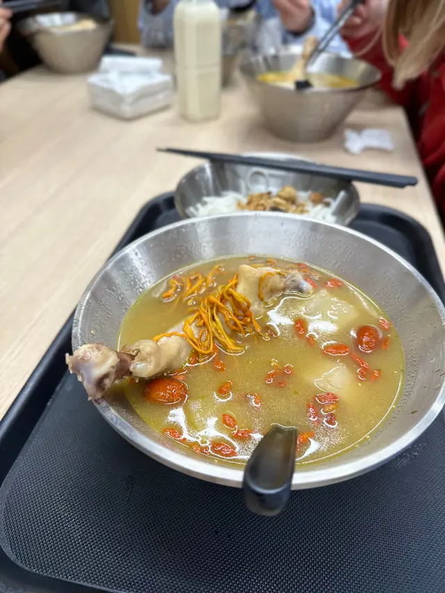 蟲草花藥膳濃湯原隻雞髀米線