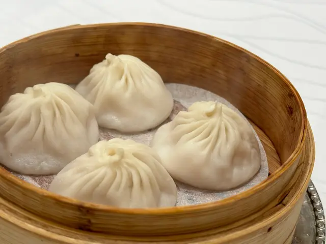 這才是小籠包吧😆皮薄 內又多汁 好爽你們看我們搖超久 玩很久就都都沒漏😂愛清淡的 直接吃即可🤤愛濃味的 可以沾醋😍又不會太酸 直接吃醋的薑絲 都可～～🤭