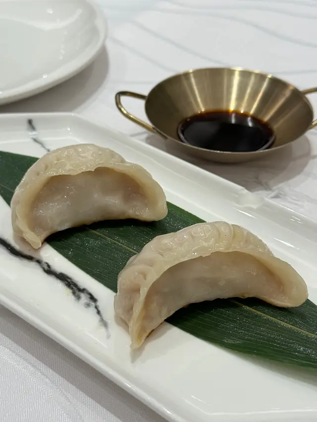 這鍋貼也是超Juicyyyy 是會噴汁的那種！！皮相對比小籠包厚 不過吃起來也不會皮硬（個人真的好喜歡他們的餃類！！真的不會令人失望