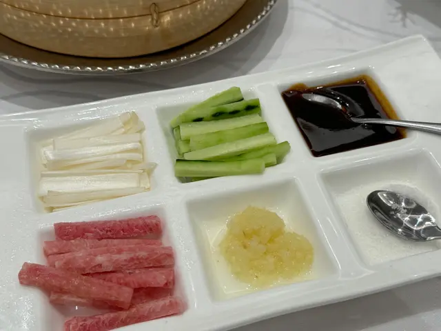 他們的配料也太多了吧 一般都只有蔥、青瓜、醬料但這𥚃還有糖及薑 超級解膩 而皮鴨皮又熱 又微脆💗雖然看起來少得可憐 其實他們只是疊起來!!𥚃面還有鴨肉~~大家把肉和皮包在一起更富口感~