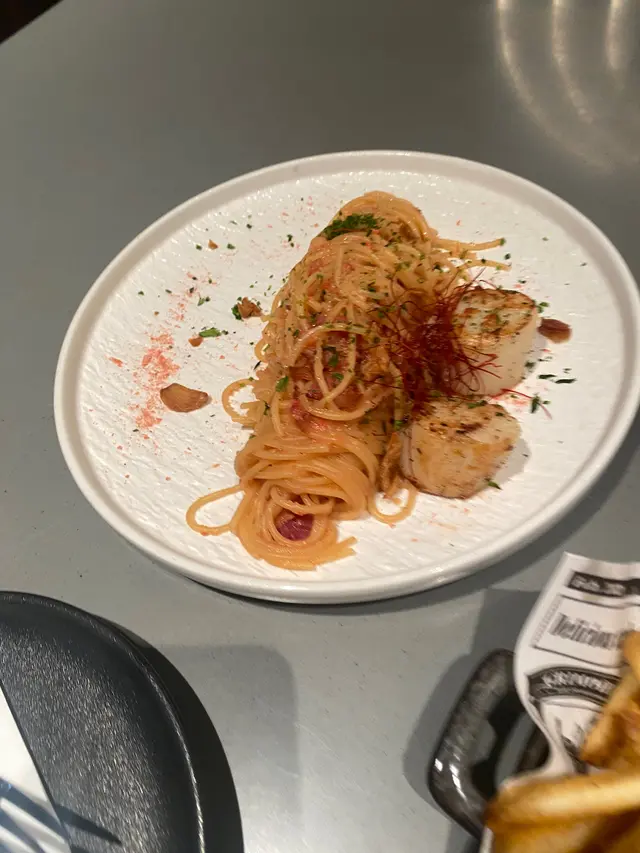 意粉嘅醬幾特別，蒜味唔會太違和，唔係好突出嘅蒜味，明太子味會多啲，夾埋一齊唔會特別搶，配搭得幾好。