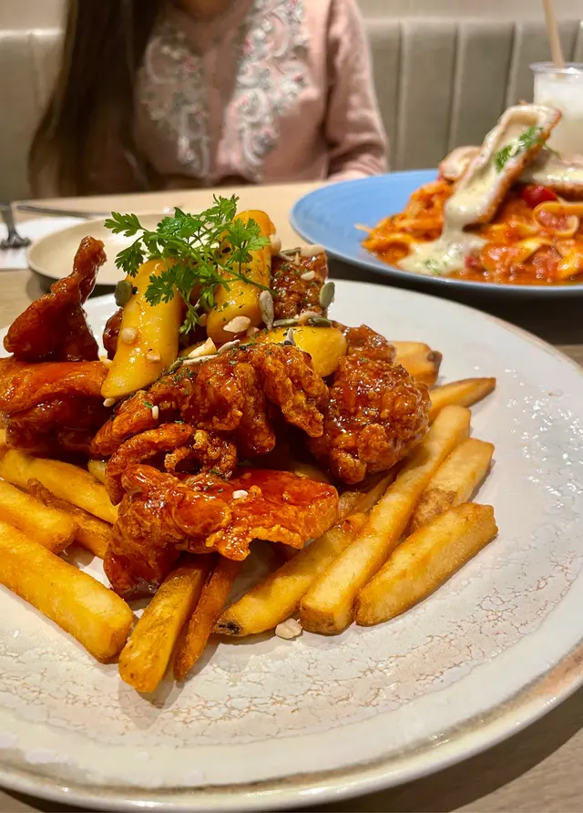 無骨岩哂懶人🤣
無骨比有骨平少少
無記錯好似平係$10?
仲有薯條/炸年糕配碟
炸雞夠脆肉質夠juicy~
甜辣味真係好似係韓國食咁!