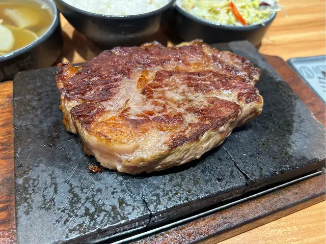 上石板前已經把肉表面煎香，可把牛扒切開把心的一面向石板加熱自由控制生熟程度。♥️