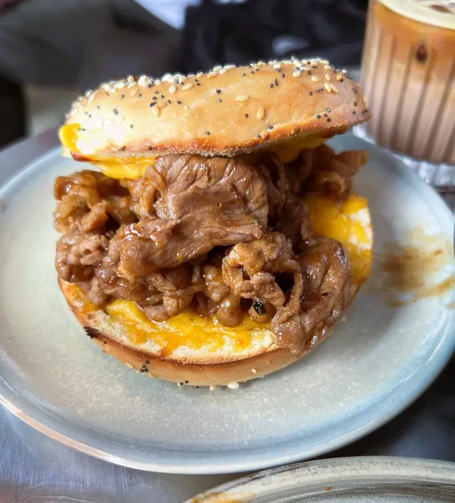 爆芝牛肉麵包圈