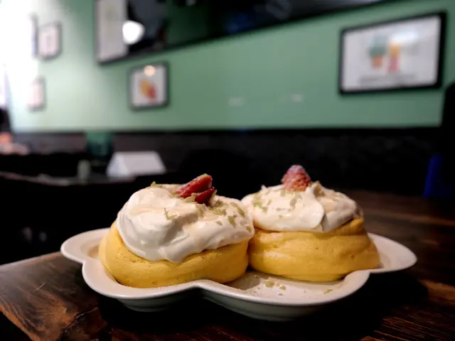 士多啤梨配甜檸檬忌廉梳乎厘鬆餅