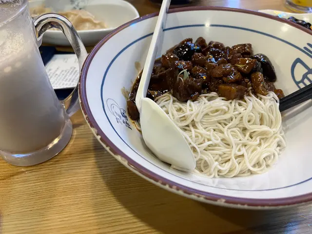 我本身以為係芋泥+鮮奶既野飲，但係上到黎原來係用粉溝既鮮奶 拎上黎仲要係分層 好明顯見到啲粉沈澱 飲落口一陣粉感 係劣質個啲芋頭粉味道 但係得少少化學芋頭味 鮮奶中規中矩 但係試問一間餐廳連野飲都唔肯撈勻黎送上檯都略知一二 杯野單點要$28 加餐就$14 但係我覺得同幾蚊一杯個啲大陸粉溝化學鮮奶無分別。